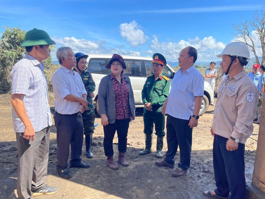 Phó Bí thư Thường trực Tỉnh ủy, Chủ tịch HĐND tỉnh Rah Lan Chung (thứ 2 từ phải sang) và Phó Chủ tịch UBND tỉnh Nguyễn Hữu Quế (bìa trái) trực tiếp kiểm tra và chỉ đạo công tác khắc phục hậu quả cơn bão số 13 tại buôn Jứ, xã Ia Tul. Ảnh: Vũ Chi gen-h-z7204980084346-6e9363128fce760612a79d5b78593380.jpg