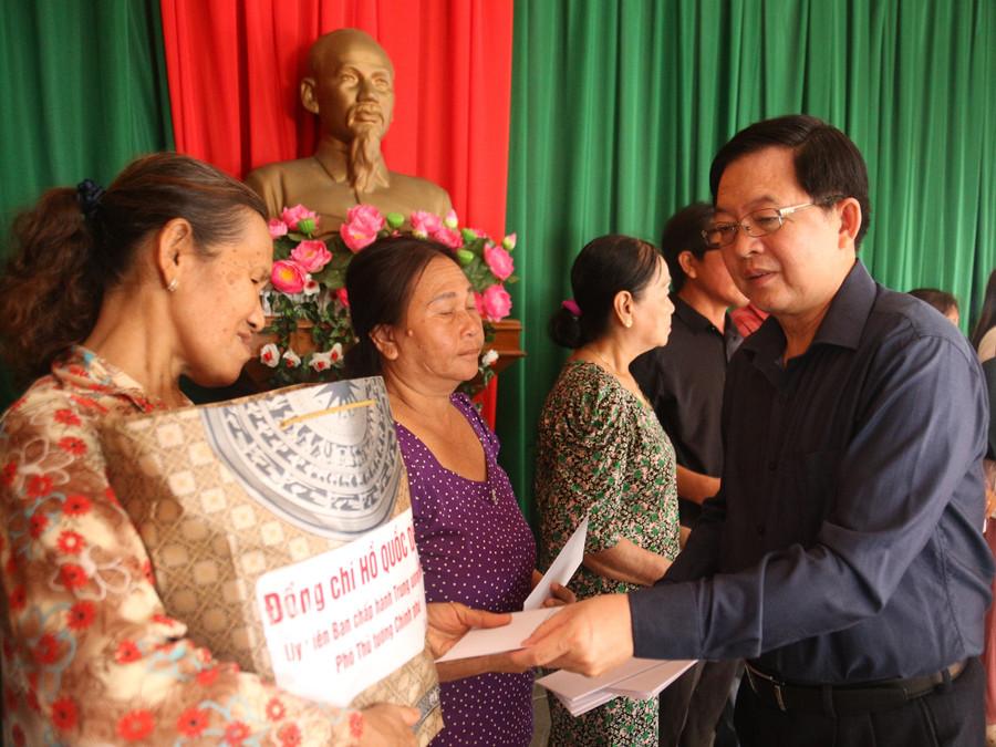 Phó Thủ tướng trao quà cho người dân bị thiệt hại do bão số 13. Ảnh: H.P img-7981.jpg