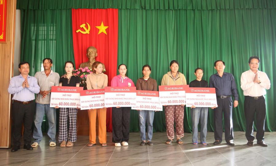 Đoàn công tác của Phó Thủ tướng trao kinh phí hỗ trợ xây nhà mới cho các gia đình có nhà bị sập hoàn toàn do bão số 13 gây ra ở phường Quy Nhơn Đông. Ảnh: H.P img-7963.jpg