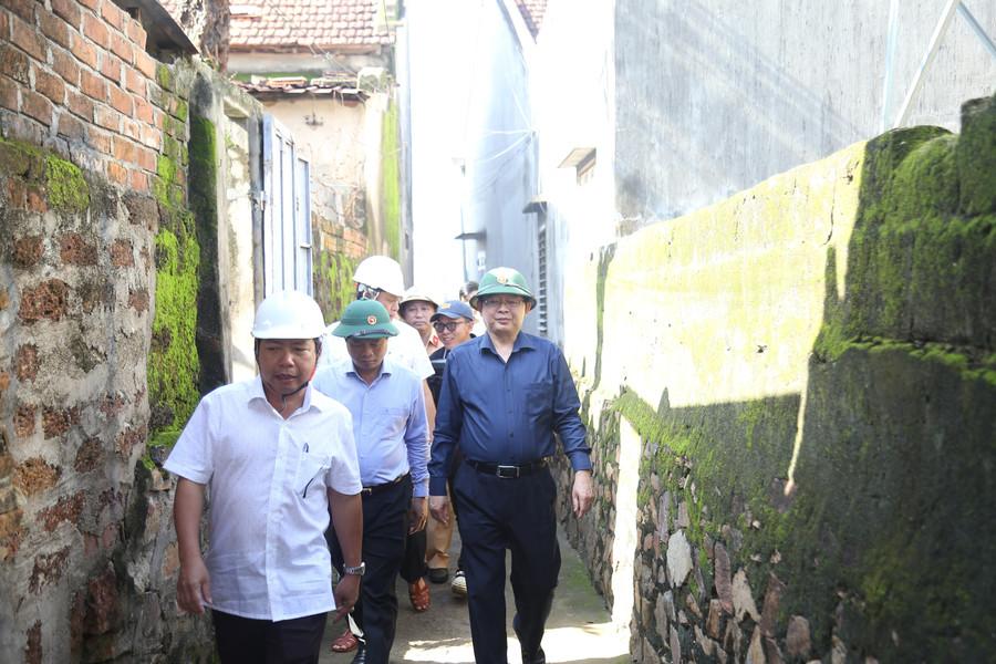 Kiểm tra thực tế hiện trường, Phó Thủ tướng lưu ý các địa phương thực hiện nhanh nhất-quyết liệt nhất-hiệu quả nhất công tác khắc phục hậu quả bão. Ảnh: H.P img-8059.jpg