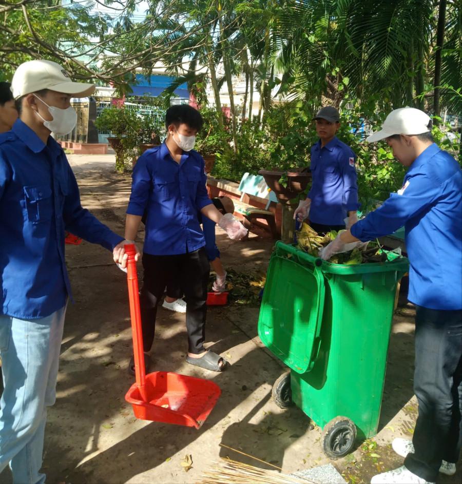 Sinh viên Trường Đại học Quy Nhơn hỗ trợ Đoàn phường Quy Nhơn Nam dọn vệ sinh tại Trường THCS Nguyễn Huệ. Ảnh: D.L tinh-doan-ra-quan-don-ve-sinh-sau-bao-7-6837.jpg