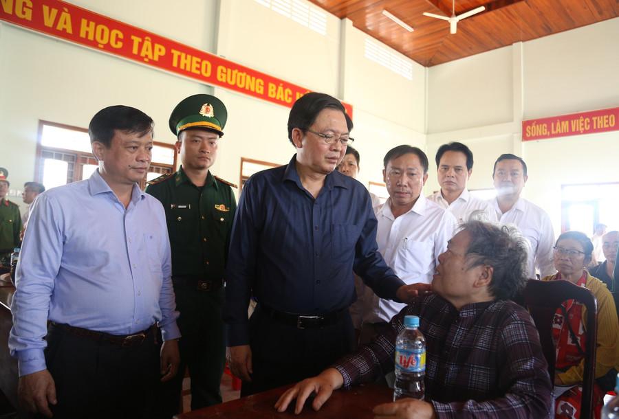 Phó Thủ tướng Hồ Quốc Dũng thăm hỏi đời sống người dân phường Quy Nhơn Đông. Ảnh: H.P img-8012.jpg