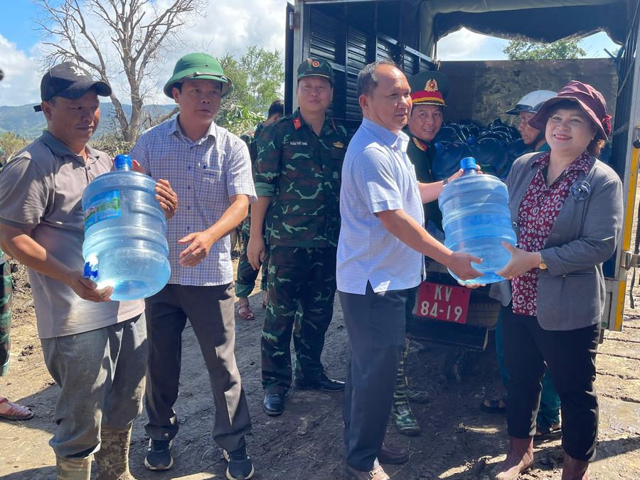Phó Bí thư Thường trực Tỉnh ủy, Chủ tịch HĐND tỉnh Rah Lan Chung (thứ 2 từ phải sang) và Phó Chủ tịch UBND tỉnh Nguyễn Hữu Quế (thứ 2 từ trái sang) trao 350 bình nước sạch cho bà con buôn Jứ, xã Ia Tul. Ảnh: Vũ Chi gen-h-z7204980092527-6eb856182ac5608ed78877c1965360f9.jpg
