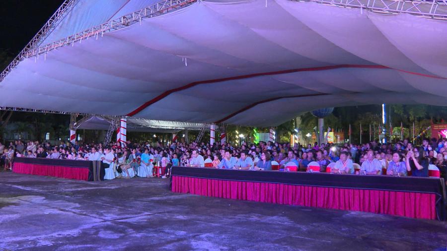 Đông đảo người dân trong khu vực đến xem chương trình nghệ thuật. Ảnh Rơ Lan Viện z7234759430799-cf51486a2a41eff553b6256d48632c52.jpg