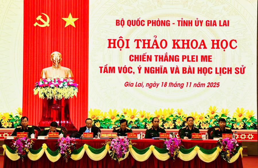 Đoàn chủ tịch chủ trì hội thảo. Ảnh: P.D z7235425399810-f276841203c1d854fee3de6bbeb77960.jpg