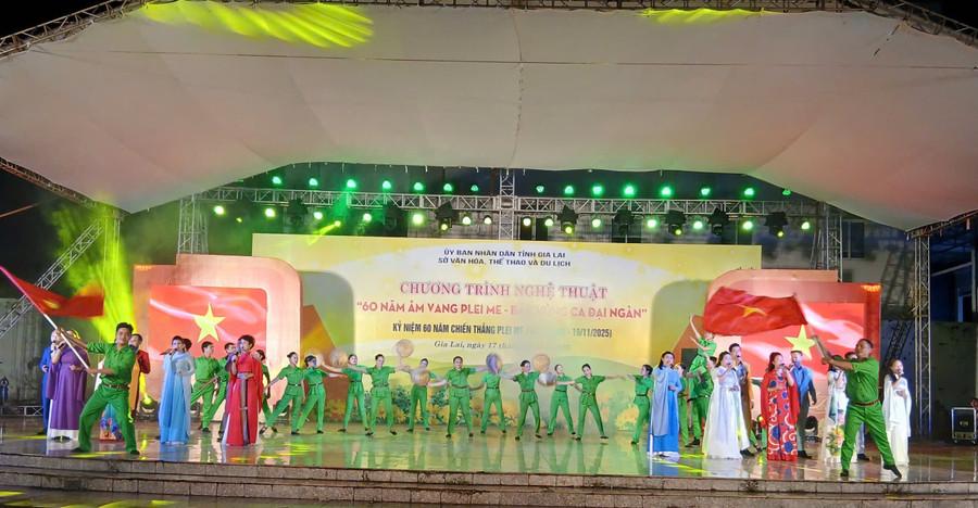 Các tiết mục nghệ thuật được những ca sĩ, nghệ sĩ đến từ Nhà hát Ca múa nhạc tổng hợp Đam San thể hiện ấn tượng. Ảnh: Rơ Lan Viện z7234759423237-73eec7a14d662aedc286d881888cf0a3.jpg