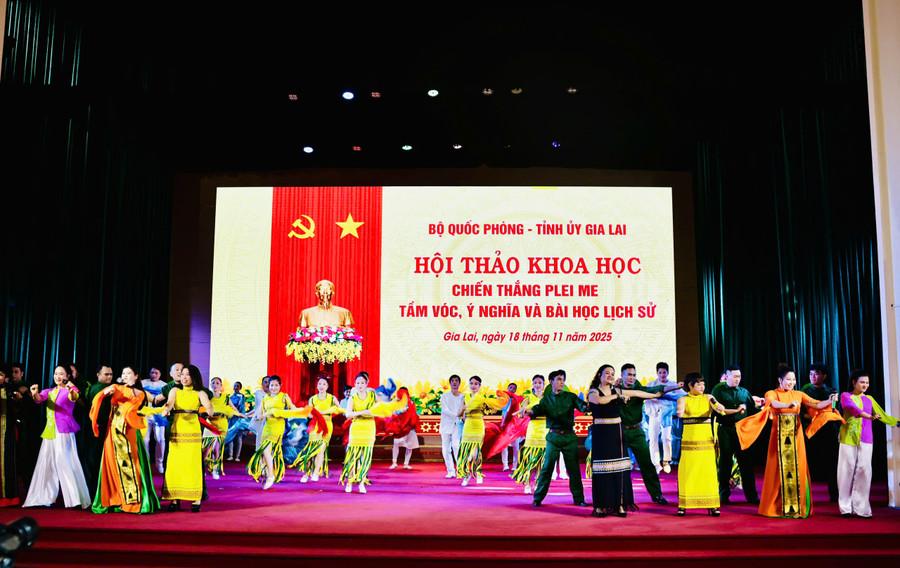 Các tiết mục văn nghệ chào mừng hội thảo. Ảnh: P.D z7235425369679-7682f94f85a00e2edab004ede5559f73.jpg