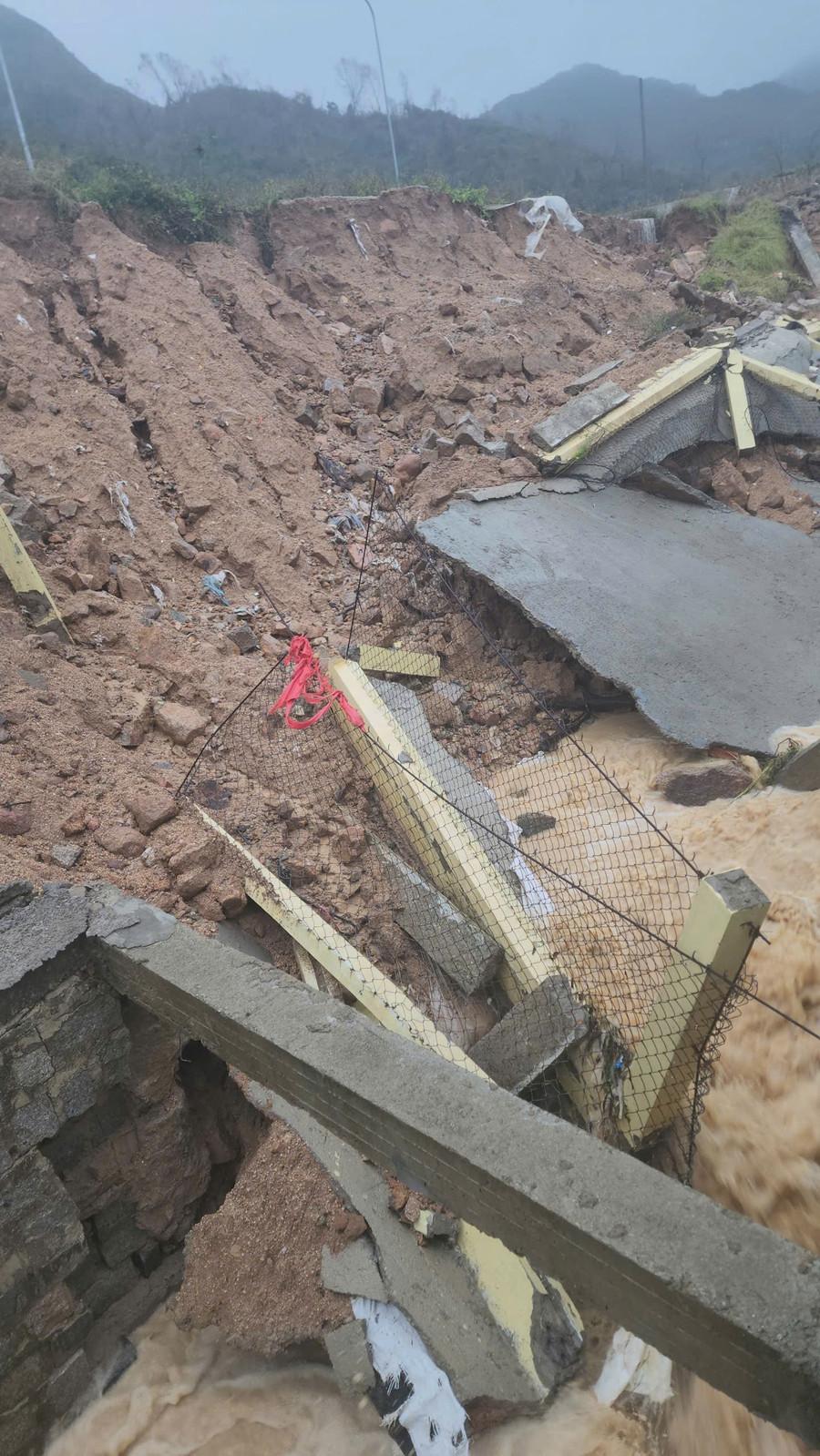 Tuyến đường độc đạo nối làng biển Nhơn Hải với trung tâm Quy Nhơn bị sạt lở, chia cắt. 2055404104178775843.jpg