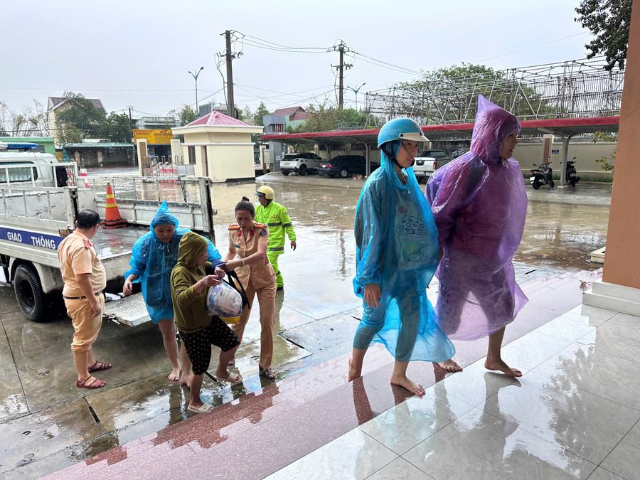 Hàng trăm người dân được bố trí tránh nạn tại trụ sở Phòng Cảnh sát giao thông Công an tỉnh Gia Lai. Ảnh: ĐVCC dua-dan-ve-phong-csgt.jpg