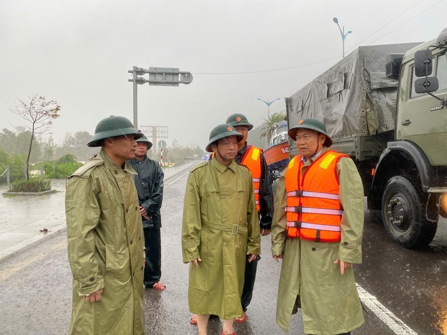 Bí thư Tỉnh ủy Thái Đại Ngọc (bìa phải) và Phó Chủ tịch Thường trực UBND tỉnh Nguyễn Tuấn Thanh (giữa) kiểm tra tình hình mưa lũ tại khu vực vòng xoay Long Vân (phường Quy Nhơn Bắc). Ảnh: Nguyễn Dũng bi-thu-tinh-uy-2.jpg