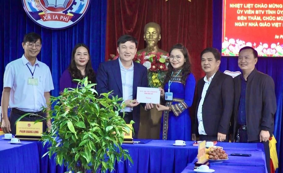 Phó Chủ tịch UBND tỉnh Nguyễn Tuấn Anh (thứ 3 từ trái sang) tặng quà chúc mừng tập thể giáo viên Trường Tiểu học Ia Nhin nhân ngày Nhà giáo Việt Nam 20-11. Ảnh: Minh Chí minh-chi.jpg