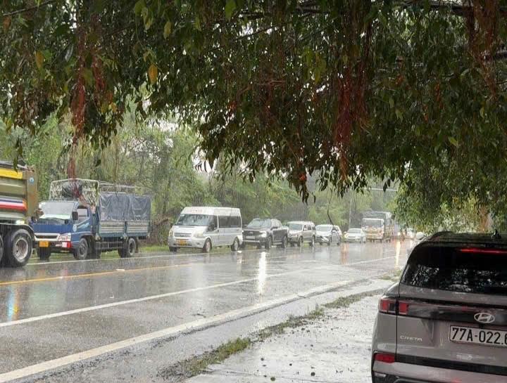 Các phương tiện xếp hàng dài ở chân đèo An Khê. Ảnh: Văn Dũng cac-phuong-tien-xep-hang-dai-o-chan-deo-an-khe.jpg