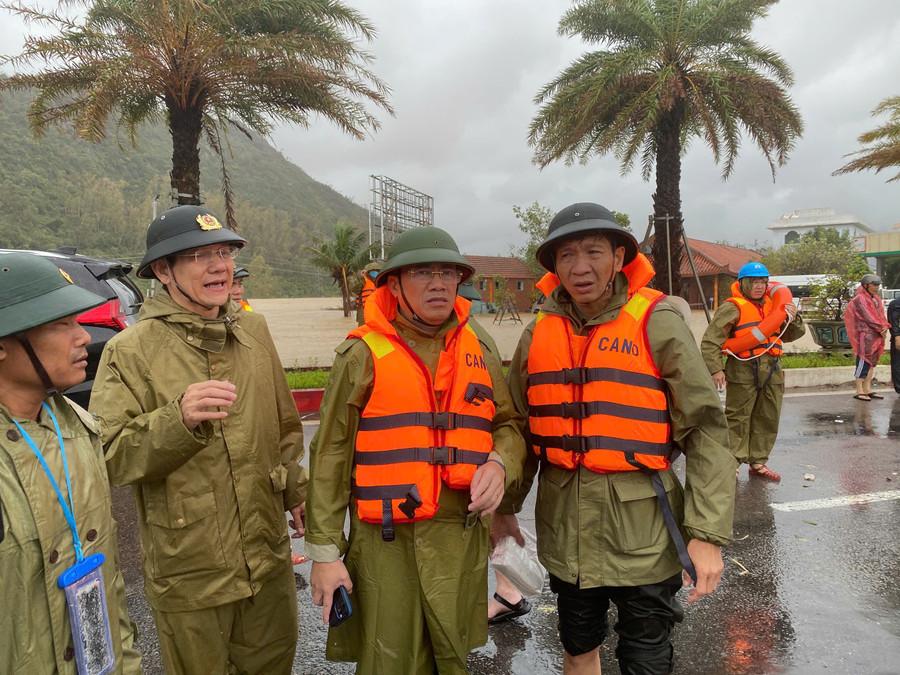 Chủ tịch UBND tỉnh Phạm Anh Tuấn (thứ 2 từ phải sang) kiểm tra tại hiện trường. Ảnh: Nguyễn Dũng chu-tich-pham-anh-tuan-2.jpg