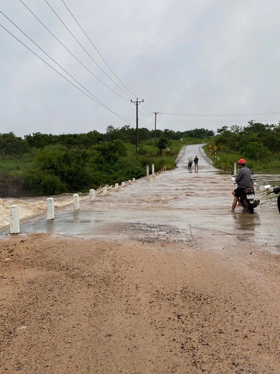 Nước tràn qua đường mỗi khi có mưa lớn khiến người dân 2 thôn Ia Brel và Ia Jol bị cô lập. Ảnh: N.D nuoc-tran-qua-duong-khien-nguoi-dan-2-thon-ia-brel-va-ia-jol-bi-co-lap.jpg