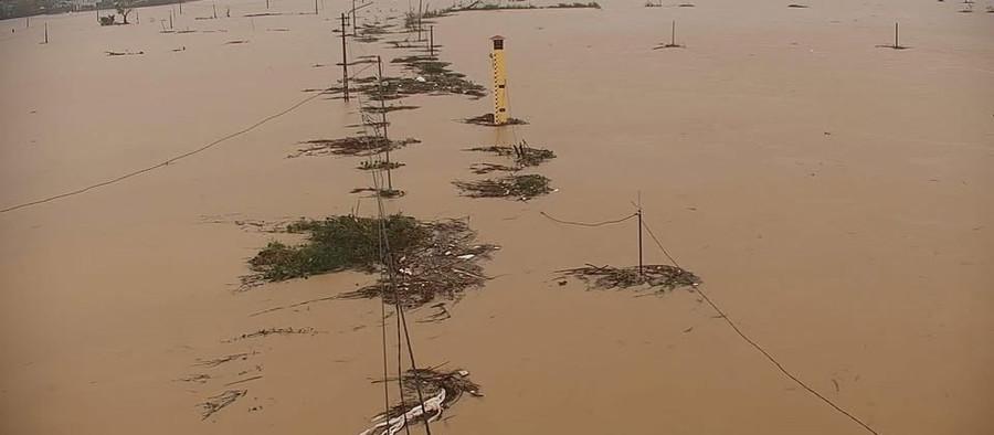 Nhiều khu vực của xã bị ngập sâu, bị cô lập và nguy cơ mất an toàn tiếp tục tăng cao. Ảnh: ĐVCC 584518847-122111841741051708-3264447693875133566-n.jpg