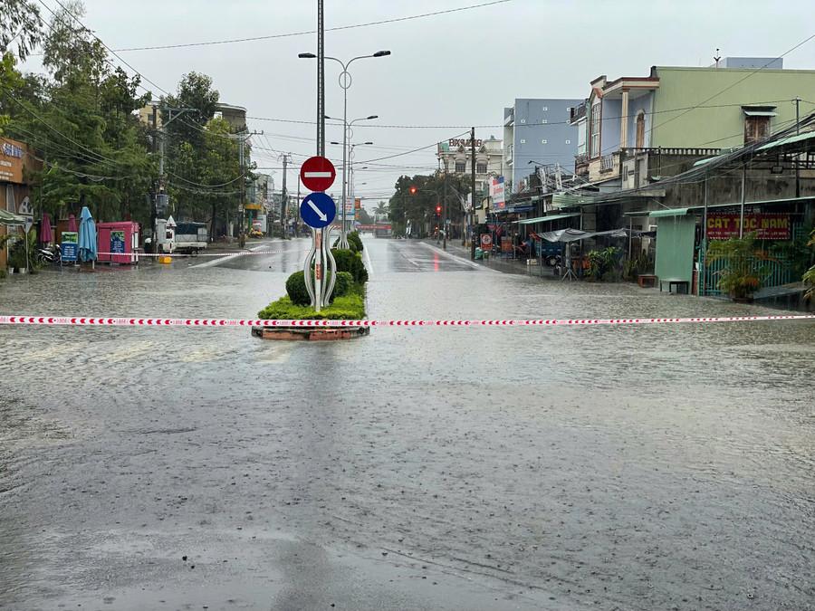 Đường Nguyễn Huệ nước đang dâng ngập. Ảnh: Văn Ngọc z7239660444505-ac91f84920144440be6a1c0cc7483552.jpg