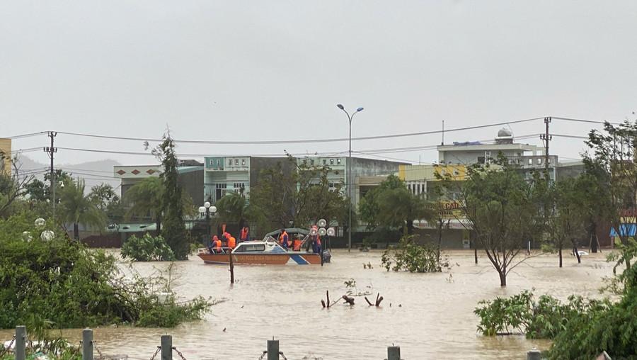 Lực lượng chức năng cơ động phương tiện đi cứu dân. Ảnh: Nguyễn Dũng chu-tich-pham-anh-tuan-5.jpg