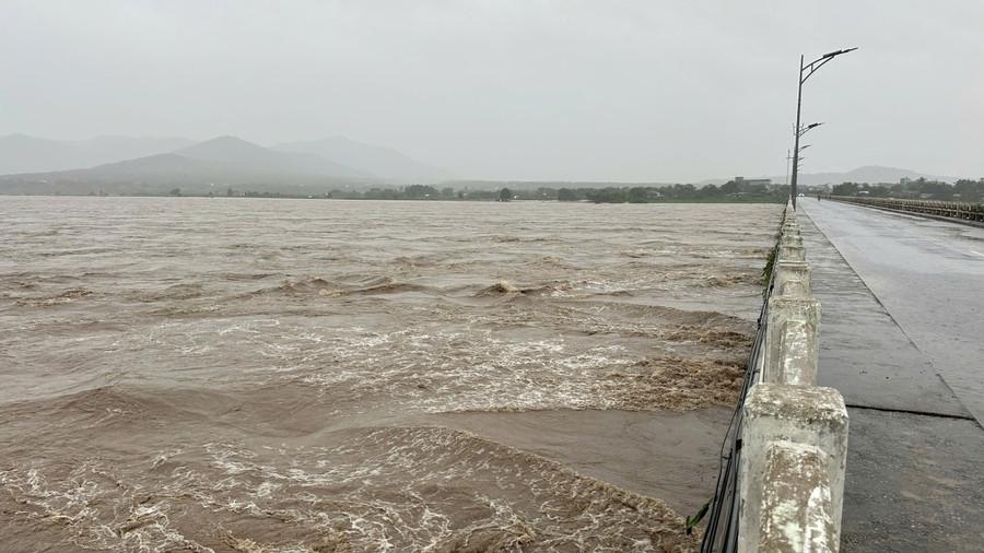 Nước lũ trên sông Ba dâng cao mấp mé mặt cầu Lệ Bắc, xã Ia Rsai. Ảnh: NDCC ia-rsai.jpg