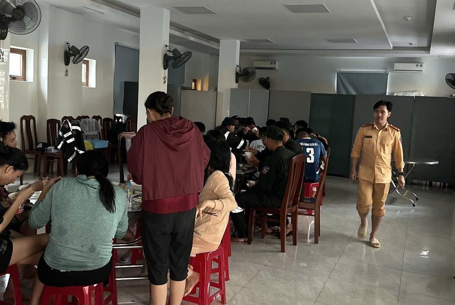 Cán bộ Phòng Cảnh sát giao thông nấu cơm, hỗ trợ đồ ăn trưa cho người dân. Ảnh: ĐVCC cham-lo-bua-an.jpg