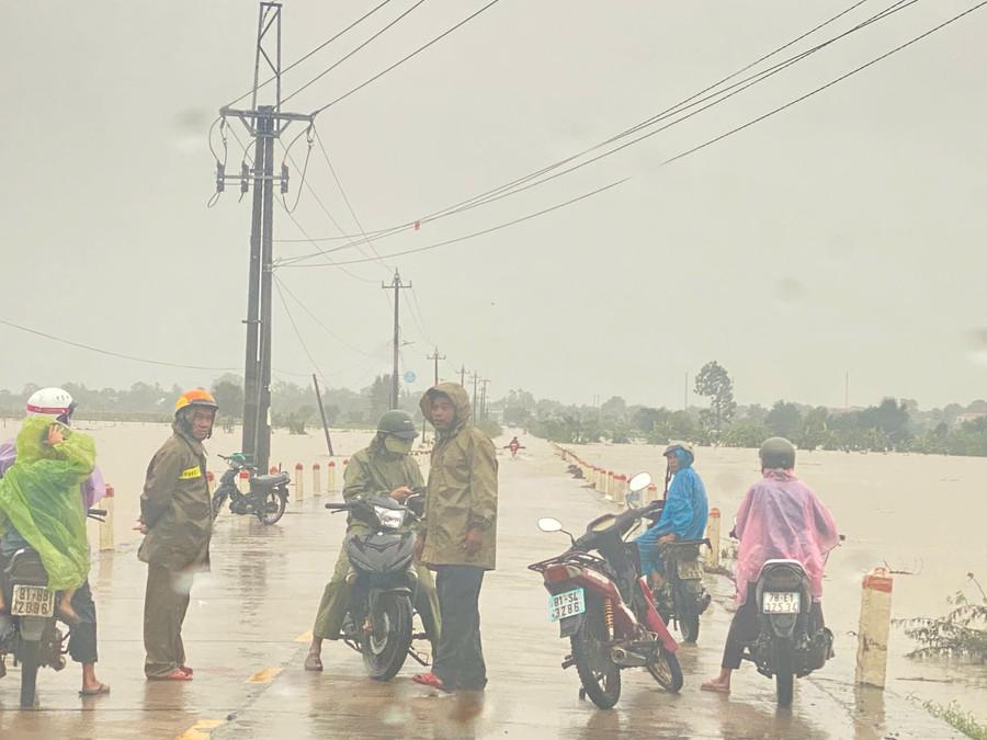 Cầu Mlah (xã Phú Túc) cấm các phương tiện qua lại. Ảnh: Văn Ngọc z7239756782167-2abe62a41962dfabbb78ac4266bcf70c.jpg