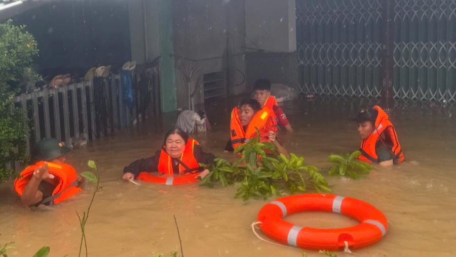 Người dân xã Tuy Phước được cán bộ, chiến sĩ Trường Quân sự Quân đoàn 34 đưa ra khỏi nơi nước lũ dâng cao. Ảnh: ĐVCC truong-quan-su-quan-doan-34-cu-59-can-bo-chien-si-cung-phuong-tien-chuyen-dung-co-dong-tiep-can-xa-tuy-phuoc-nam-trien-khai-cac-phuong-an-cuu-ho.jpg