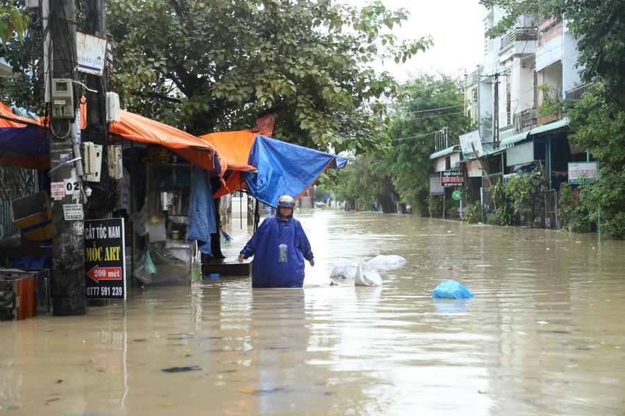 Mưa lớn kéo dài gây ngập lụt nhiều khu vực trên địa bàn tỉnh. Ảnh: H.P image-34.jpg