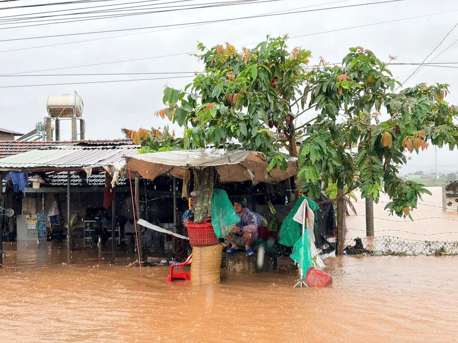 700 nhà dân xã Ia Hiao bị ngập nặng, quốc lộ 25 chia cắt. Ảnh: Văn Ngọc nuoc-ngap-vao-nha-dan-ben-quoc-lo-25.jpg