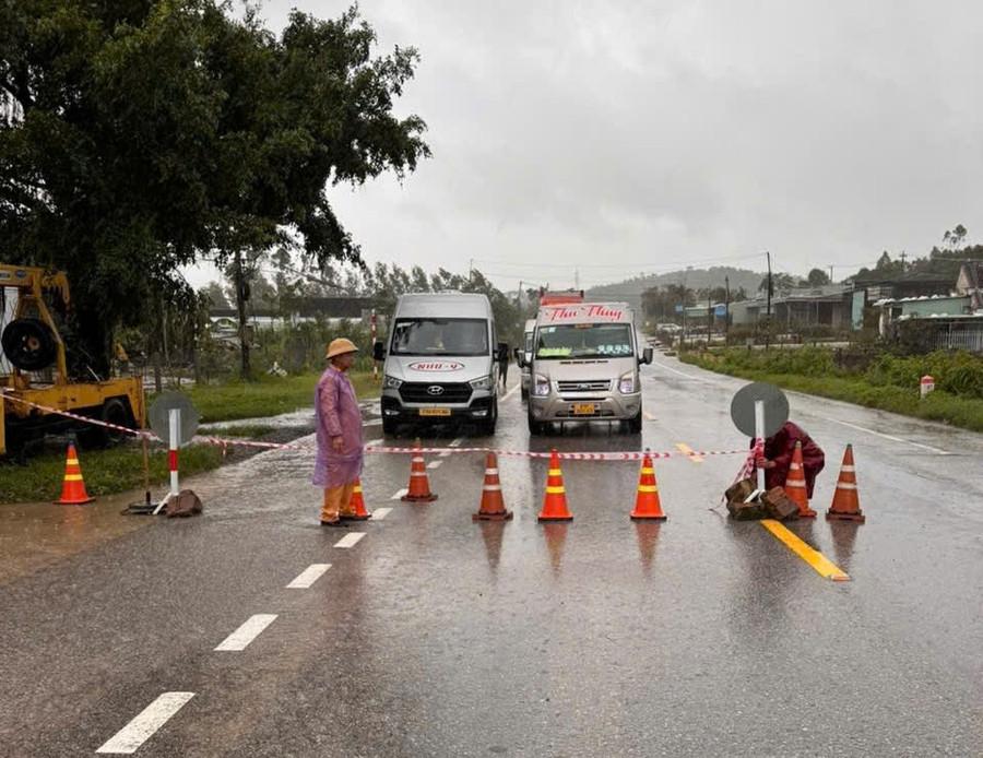 Lực lượng CSGT túc trực tại 2 đầu đèo đảm bảo an toàn giao thông. Ảnh: Văn Dũng luc-luong-csgt-tuc-truc-tai-2-dau-deo-dam-bao-an-toan-giao-thong.jpg