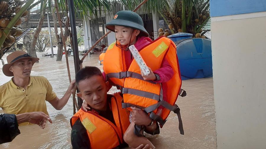 Trẻ em phường Quy Nhơn Đông được bộ đội Sư đoàn 31 đưa đến trú tránh nơi an toàn. Ảnh: ĐVCC 82abb31e35fdb9a3e0ec.jpg