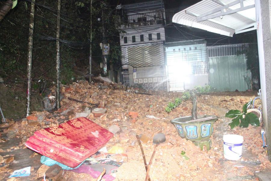 Trên địa bàn phường Quy Nhơn Nam đã xuất hiện tình trạng sạt lở núi. Ảnh: H.P dat-da-tren-nui-sat-lo-xuong-nha-dan.jpg