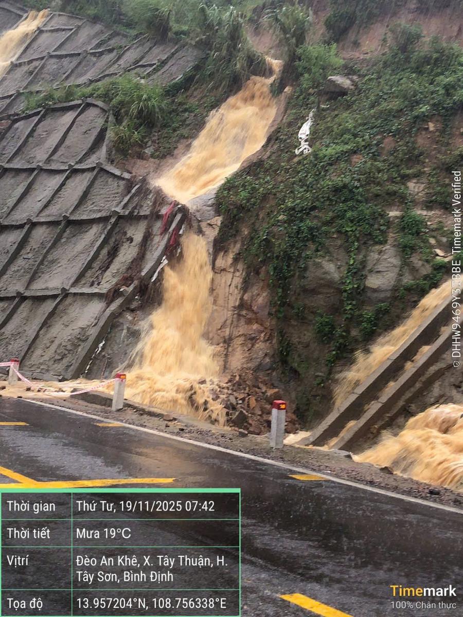 Nước tập trung về sườn taluy tạo dòng chảy siết đổ xuống lòng đường khu vực đèo An Khê. Ảnh: ĐVCC z7239401927952-627316a1920c02a121664d5579aeedf0.jpg