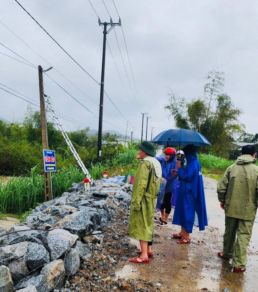 Bờ tràn thuộc tổ dân phố 6 Tây Sơn (phường An khê) bị ngập cục bộ. Ảnh: ĐVCC lanh-dao-ubnd-phuong-an-khe-di-kiem-tra-tinh-hinh-mua-lu-va-truc-tiep-chi-dao-cong-tac-ung-pho-anh-dvcc.jpg