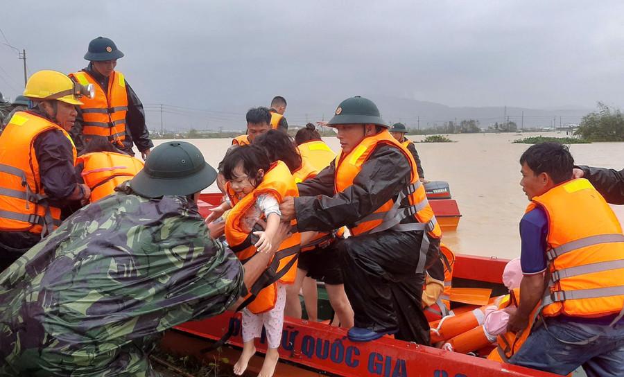 Cán bộ, chiến sĩ Sư đoàn 31 đưa người dân phường Quy Nhơn Đông ra khỏi khu vực nguy hiểm. Ảnh: ĐVCC bf84cca20441881fd150.jpg