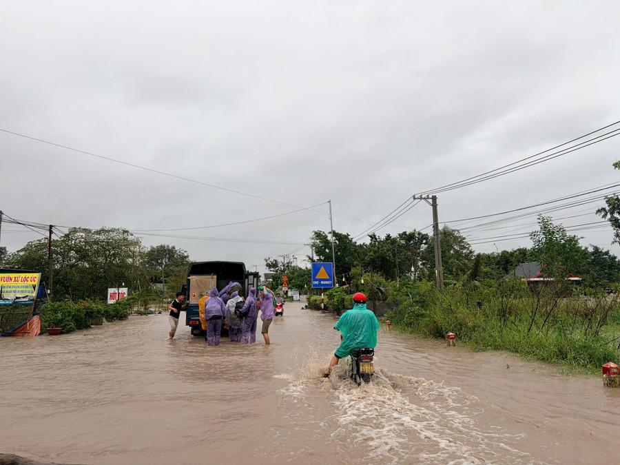 Xe tải hỗ trợ người dân qua vùng nước ngập trên quốc lộ 25 đoạn qua xã Phú Thiện. Ảnh: Văn Ngọc xe-tai-ho-tro-nguoi-dan-qua-vung-nuoc-ngap-tren-quoc-lo-25-doan-qua-xa-phu-thien.jpg