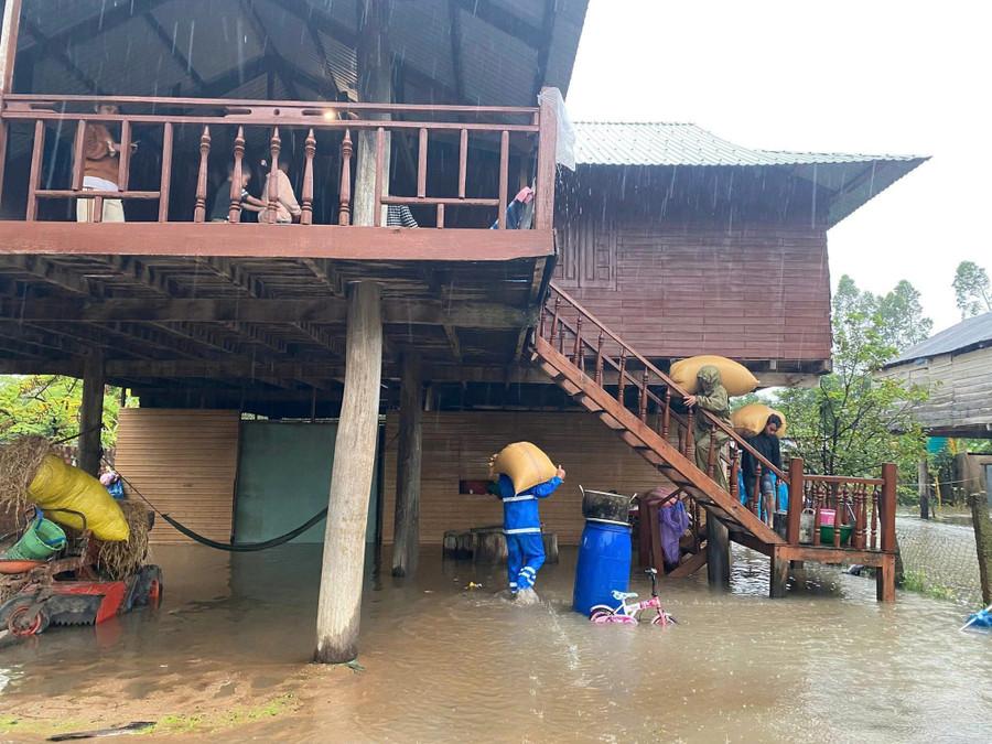 Người dân xã Ia Tul di dời tài sản, thóc lúa lên trên nhà sàn tránh lũ. Ảnh: Vũ chi z7239737259563-d23723b5e23a5a5344dfcee7c6f731ba.jpg