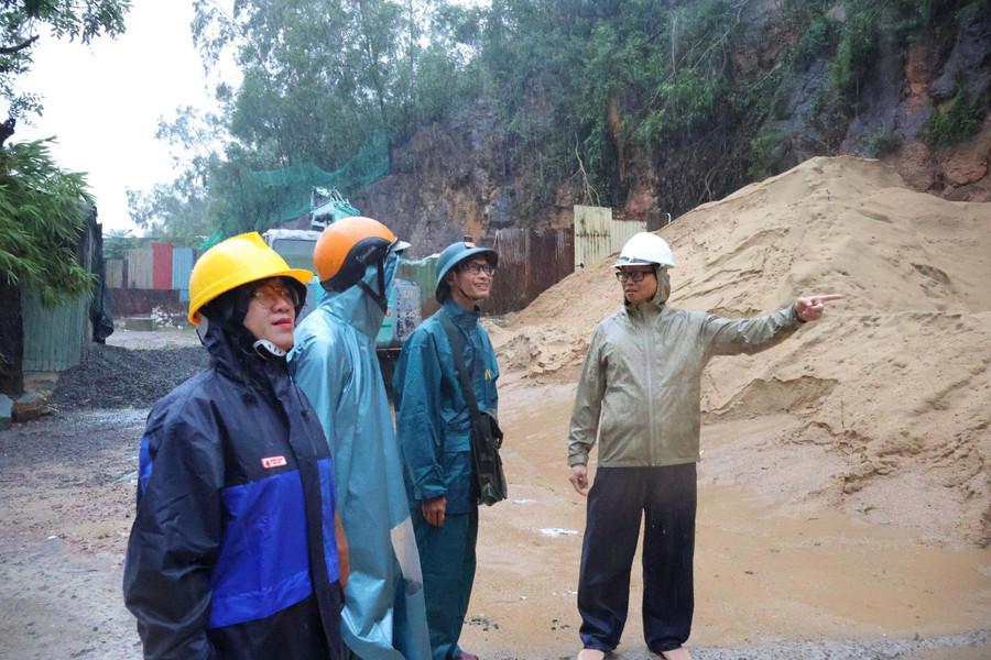 Lãnh đạo phường Quy Nhơn Nam kiểm tra khu vực có nguy cơ xảy ra sạt lở. Ảnh: H.P z7238618806661-9c120d9a150ac2f707e1e62ad437dd4f.jpg