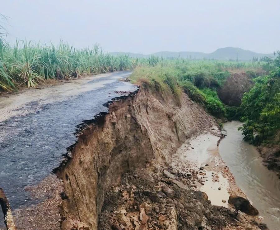 Tuyến đường từ xã Pờ Tó đi thuỷ điện Đăk Pihao bị sạt lở nghiêm trọng. Ảnh: Vũ Chi z7239771337328-8efb53020d0f2346f0bfc9a73279a111.jpg