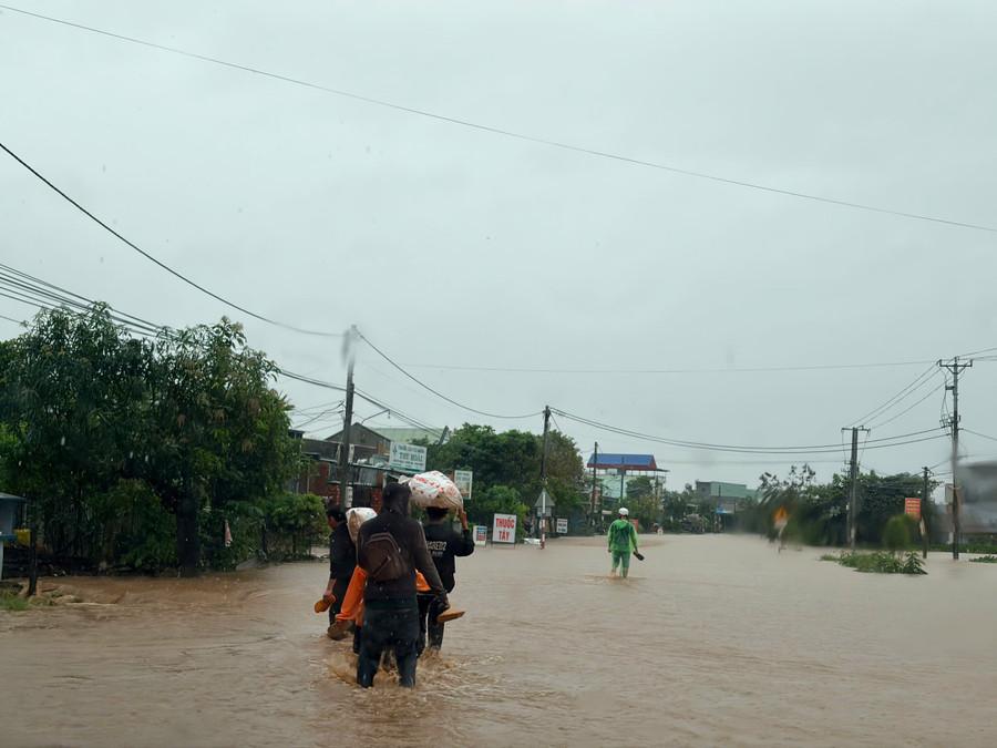 Quốc lộ 25 qua Ia Hiao đang chìm trong biển nước. Ảnh: Văn Ngọc z7239936398587-ecdb7d70d5dea7ea2459208a7ae31b6d.jpg