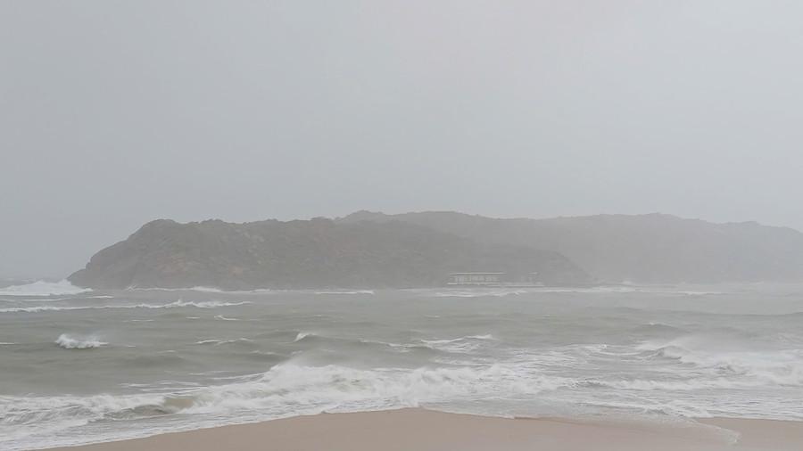 Vùng biển Nhơn Hải biển động mạnh, sóng dâng cao từ 1 -2m. Ảnh: Ngọc Nhuận 369048065458289118.jpg