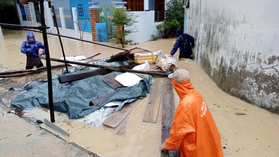 Nhiều dân cư gần chùa Hương Mai (phường Quy Nhơn Đông) nước ngập sâu, có nơi ngập hơn 1 m. Ảnh: Ngọc Nhuận 54e763900c70802ed961.jpg