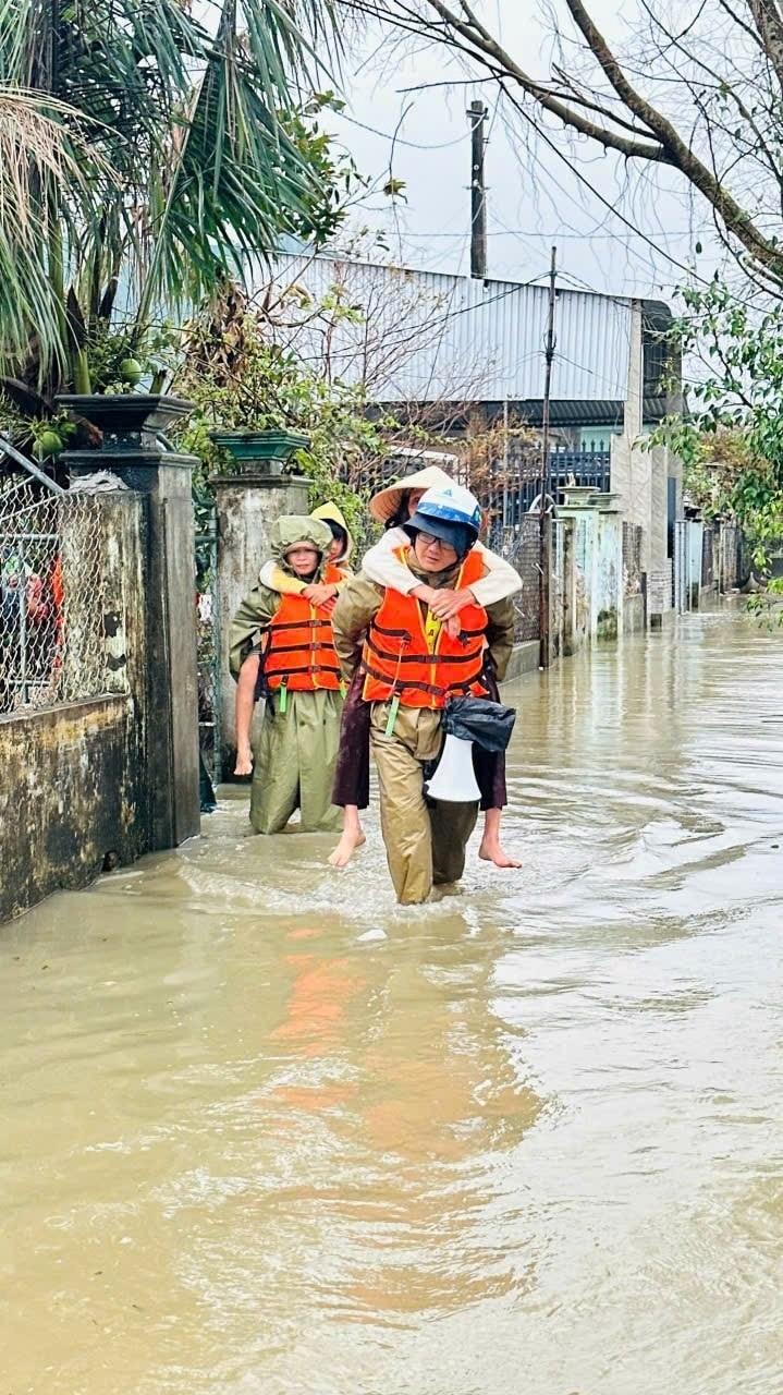 Xã Tuy Phước Đông sẵn sàng lực lượng di dời dân khi nước tiếp tục dâng cao. Ảnh: ĐVCC tpd.jpg