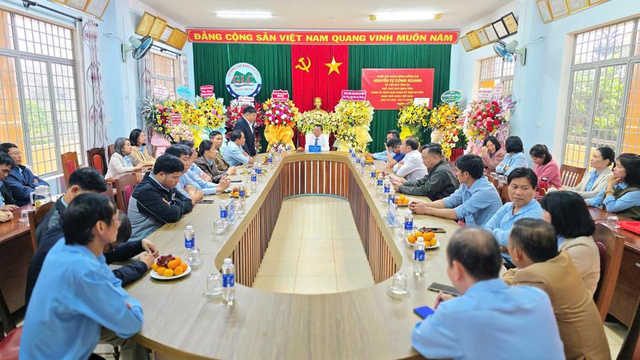 Phó Chủ tịch UBND tỉnh Nguyễn Tự Công Hoàng đến thăm và chúc mừng đội ngũ giáo viên Trường Cao đẳng Gia Lai. Ảnh: Bá Bính quang-canh-buoi-le-pho-chu-tich-ubnd-tinh-nguyen-tu-cong-hoang-tham-chuc-mung-truong-cao-dang-gia-lai.jpg