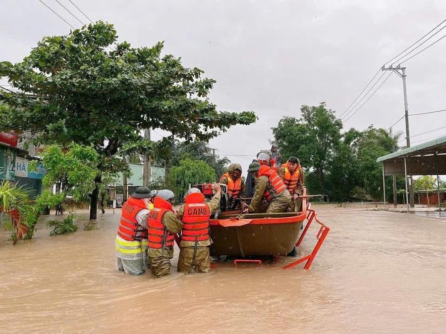 Công an xã Ia Pa phối hợp với các lực lượng hỗ trợ người dân thôn Quý Đức di dời khỏi vùng ngập lụt. Ảnh: Vũ Chi z7239732772547-a108f0b4e7abe8e445a8f0eea2b7668a.jpg