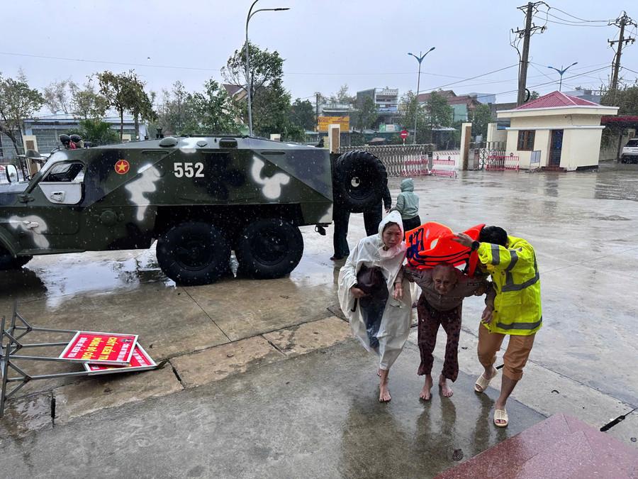 Cán bộ Phòng Cảnh sát giao thông đưa cụ bà bị ngập nhà ở phường Quy Nhơn Bắc vào trụ sở đơn vị tránh trú. Ảnh: ĐVCC ve-noi-tru-an.jpg