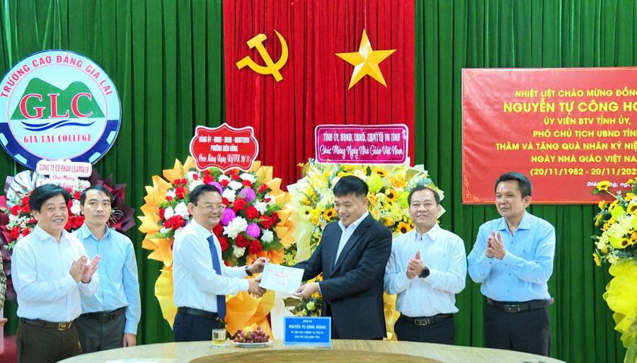 Phó Chủ tịch UBND tỉnh Nguyễn Tự Công Hoàng (thứ 3 từ trái sang) tặng quà các thầy-cô giáo Trường Cao đẳng Gia Lai. Ảnh: Bá Bính dong-chi-nguyen-tu-cong-hoang-da-gui-tang-mon-qua-den-cac-thay-co-giao.jpg