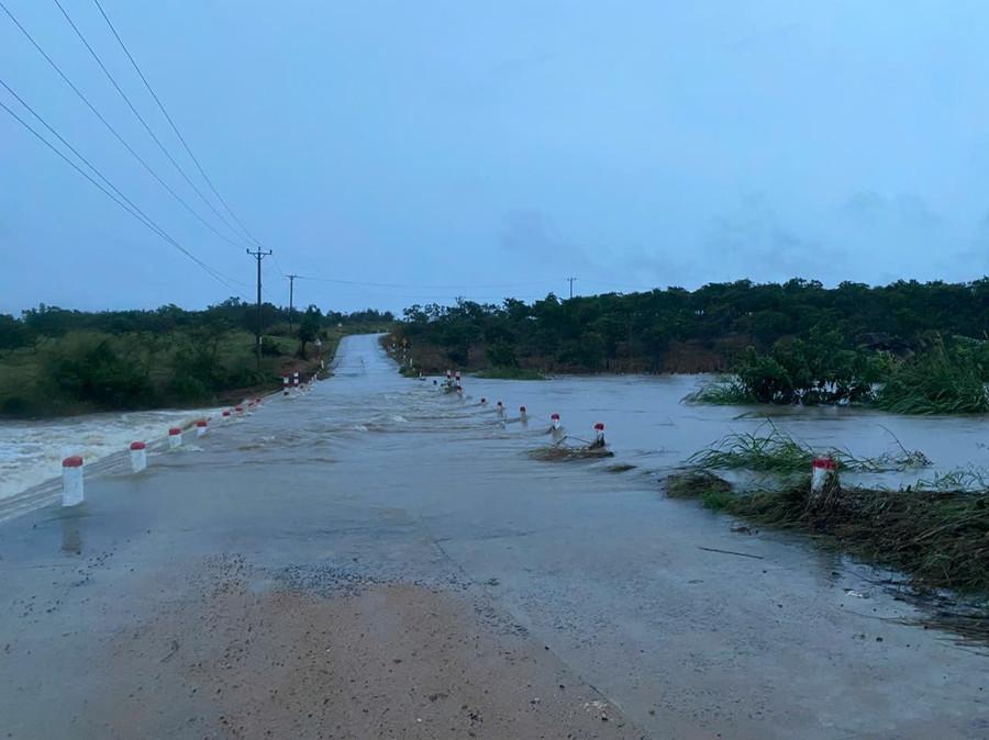 Nước suối dâng cao gây ngập cống tràn trên tuyến đường duy nhất từ 2 thôn Ia Brel và Ia Jol ra quốc lộ 14, trung tâm xã và ngược lại. Ảnh: Nguyễn Diệp muc-nuoc-suoi-dang-cao-gay-ngap-cong-tran-tren-tuyen-duong-duy-nhat-vao-2-thon-ia-jol-ia-brel-khien-nguoi-dan-bi-chia-cat-voi-ben-ngoai.jpg