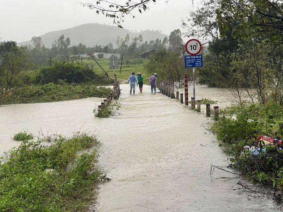 Lãnh đạo UBND phường An Khê đi kiểm tra tình hình mưa lũ và trực tiếp chỉ đạo công tác ứng phó. Ảnh: ĐVCC bo-tran-thuoc-to-dan-pho-6-tay-son-phuong-an-khe-bi-ngap-do-mua-lon-anh-do-dvcc.jpg