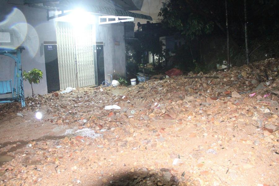 Đất đá từ trên núi sạt xuống nhà chị Nguyễn Thị Huỳnh Trang. Ảnh: H.P z7238617178464-2423a170ca8666f7c09c9dd5587bd898.jpg