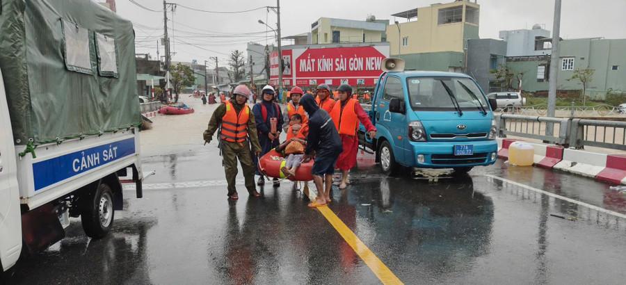 Lực lượng Công an đưa người dân vùng ngập ở phường Quy Nhơn Bắc về nơi an toàn. Ảnh: ĐVCC cuu-ho-quy-nhon-bac.jpg