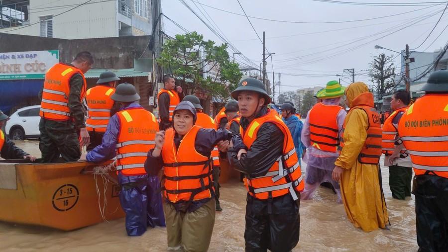 Chính phủ hỗ trợ khẩn cấp 150 tỷ đồng cho tỉnh Gia Lai khắc phục thiệt hại do mưa lũ. Ảnh: P.V cuu-ho.jpg